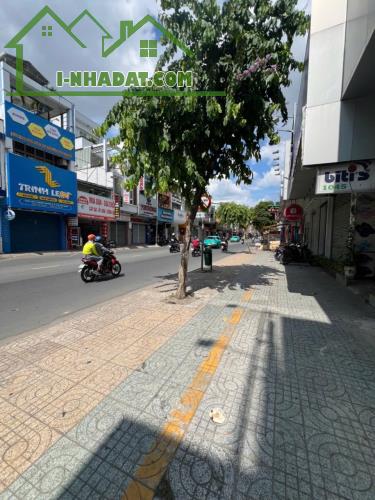 Bán nhà mặt phố ngang 12m x 25m Cách Mạng Tháng Tám, không quá 90 tỷ - 3