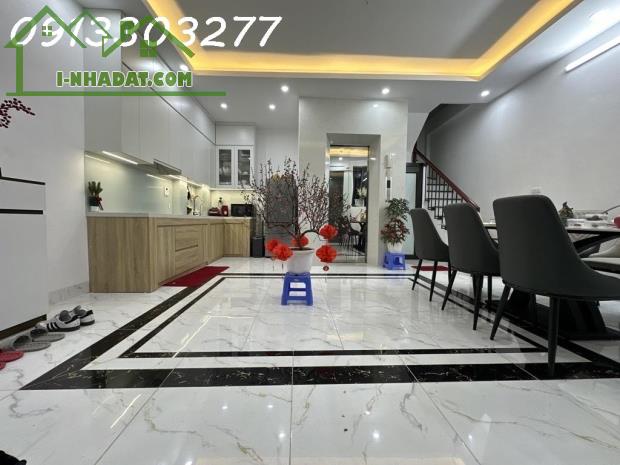 BA BƯỚC RA PHỐ - HỘ KHẨU HAI BÀ - 1 CĂN ĐỘC LẬP - 5 TẦNG THANG MÁY - NGÕ THẲNG - NGAY NGÃ