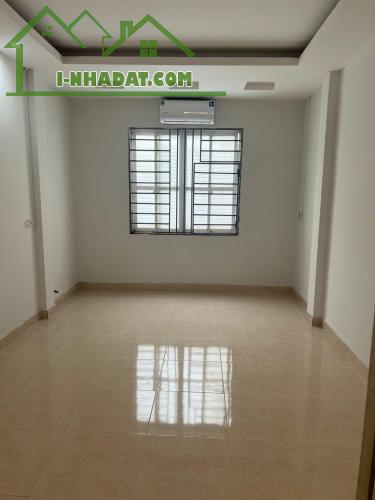 Cho thuê nhà ngõ ô tô Thái Hà, 3 tầng x 43m2, 3PN, 3 WC, 13.5 Triệu Spa, Nail, KD sạch, VP - 2
