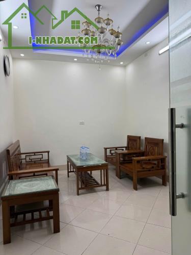Cho thuê nhà ngõ Chùa Hưng Ký, 4 tầng x 32m2, 3 ngủ, 2 wc, 8 Triệu ở gia đình