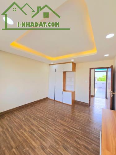 NHÀ ĐẸP 3 TẦNG - LONG PHƯỚC - ĐƯỜNG 8M - OTO NÉ NHAU - NHỈNH 5 ĐỒNG - 2