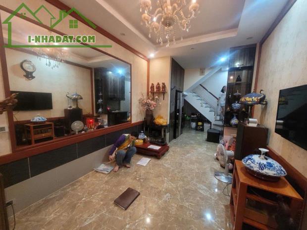 Bán nhà Tôn Đức Thắng phân lô sát phố - 2 thoáng 30m 5 tầng giá 7.6 tỷ