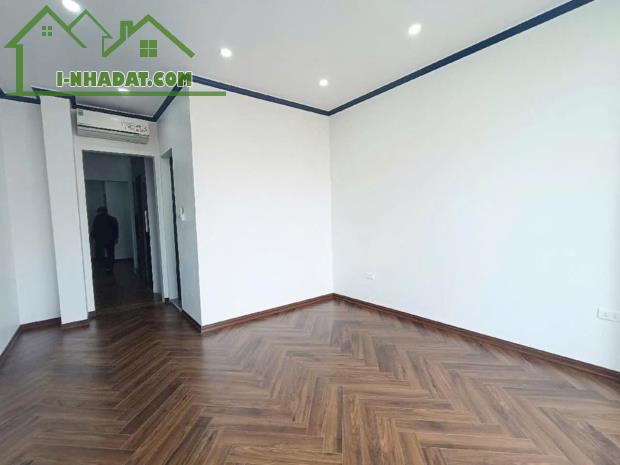 Nhà mới thiết kế hiện đại ở sướng lắm ngõ oto thông qua nhà - 2
