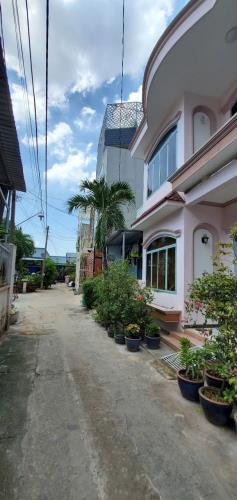 Chủ ngộp. Nhà HXT 120m2, ngang 10,6m. Dòng tiền 17tr/th. Ngay ga Metro Phước Long.