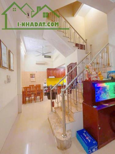 Bán Nhà Cầu Giấy Ngõ Thông Gần Phố Cấu Giấy DT 40m2 5 tầng MT 4.5m Giá 8.6 tỷ