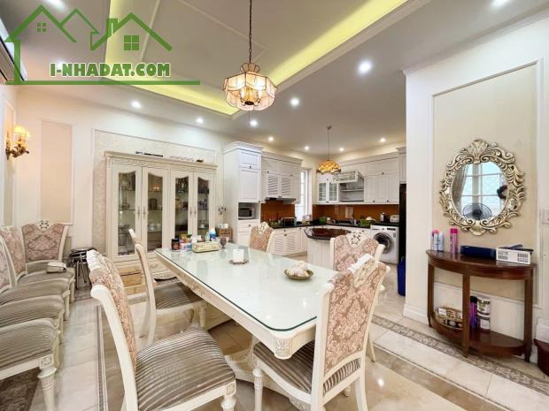 BÁN NHÀ PHỐ GIẢNG VÕ - LÔ GÓC 197M² - MT RỘNG - GARA Ô TÔ - KINH DOANH TỐT - GIÁ CHỈ 50 TỶ - 1