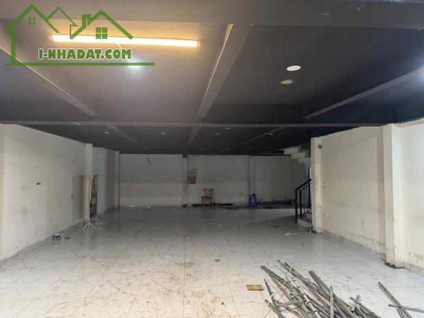 Mặt phố Lạc Long Quân - Tòa VP 5 tầng - MT rộng - Sổ nở hậu.