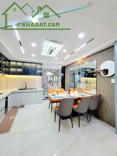 Cần Tiền,Bán Gấp,Nhà Phú Nhuận,đường Hoa Sứ 82m2 Giá 3tỷ868, Gần BV Hoàn Mỹ, Sổ hồng riêng