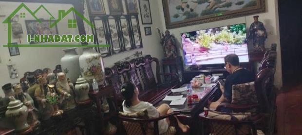 Bán nhà ngõ Thái Thịnh, DT 45m x 3 tầng, giá 9.2 tỷ, ô tô - 2