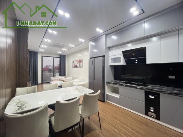 Bán nhà hơn 9 tỷ phố Nguyễn Văn Cừ, Thang máy, Gara, full nội thất, DT: 45m2, Ô tô. - 1