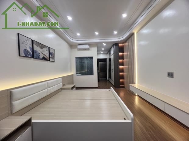 Bán nhà hơn 9 tỷ phố Nguyễn Văn Cừ, Thang máy, Gara, full nội thất, DT: 45m2, Ô tô. - 2