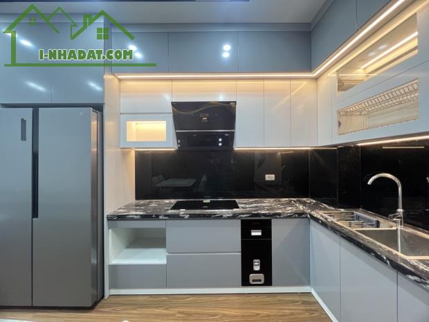 Bán nhà hơn 9 tỷ phố Nguyễn Văn Cừ, Thang máy, Gara, full nội thất, DT: 45m2, Ô tô. - 3