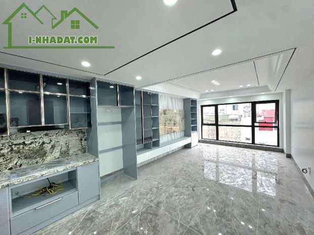 Bán nhà hơn 9 tỷ phố Nguyễn Văn Cừ, Thang máy, Gara, full nội thất, DT: 45m2, Ô tô. - 4