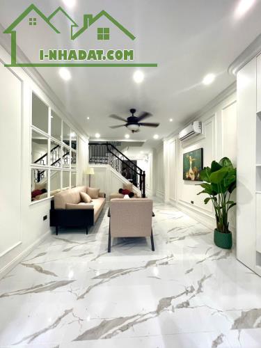 NHÀ ĐẸP HÀO NAM ĐỐNG ĐA LÔ GÓC 3 MẶT THOÁNG 95M2-5 T - MT 6,5 M- 13,5 TỶ - 2