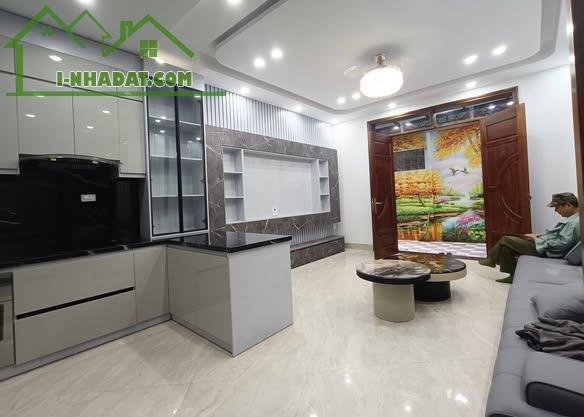 SIÊU PHẨM NHÀ ĐẸP TRUNG TÂM PHƯỜNG LONG BIÊN-LÔ GÓC-Ô TÔ THÔNG-KINH DOANH -THANG MÁY.