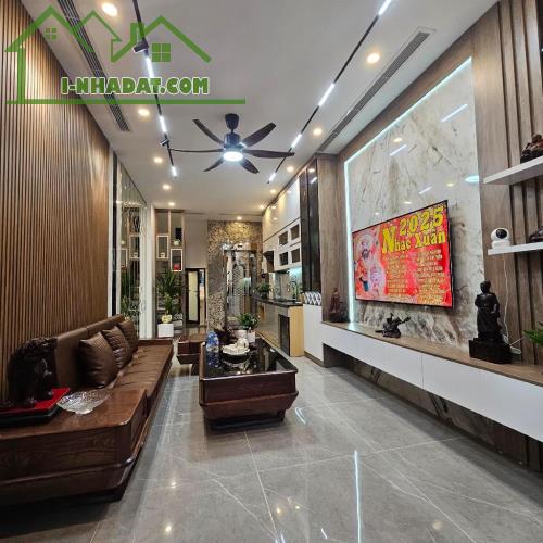 Bán nhà đẹp phố Nguyễn Sơn,sát phố,ngõ thông ba gác phóng vù vù,diện tích 40m2,nhỉnh 12 tỷ