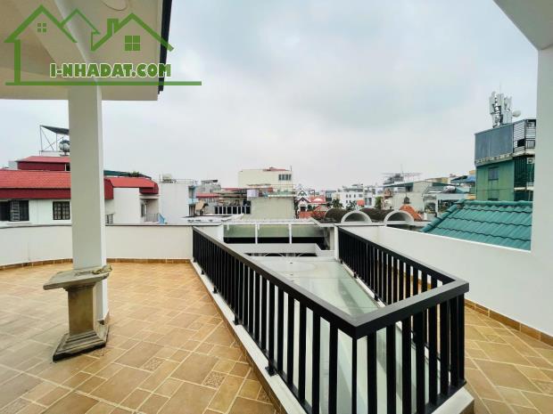 Nhà đẹp Bồ Đề, thang máy ,ô tô đỗ cửa vào nhà,ngõ thông tứ tung,khu lõi Long Biên