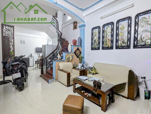 Bán nhà vị trí đẹp, dân tự xây chắc chắn , lô góc kiên cố -Long Biên