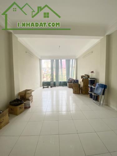 Mặt đường Giải Phóng - Ngã tư Vọng - Kinh doanh bấp chấp