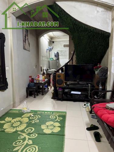 Nhà dân xây. Mặt ngõ kinh doanh bất chấp mọi loại hình