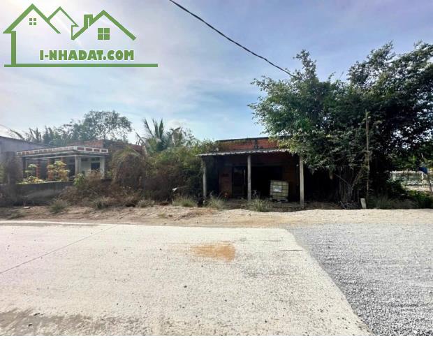 Nhà vườn 4000m2 view kênh  2 mặt tiền đường 7m  cách Chợ Tân chánh cách HL 24 chỉ 500m