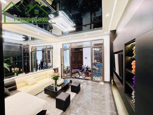 Khu vip Cầu Giấy - tiện ích xung quanh - cách phố 30m - nhà đẹp full nội thất - 9 tỷ