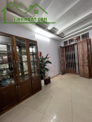 Bán nhà đẹp lô góc ngõ 559 Lĩnh Nam, VF3 lùi tận cửa, giá 5 tỷ