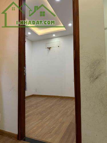 Chính chủ cần bán căn hộ 312 Lạc Long Quân, Quận 11, 70m2, 2PN, 2.835 tỷ, có sổ hồng.