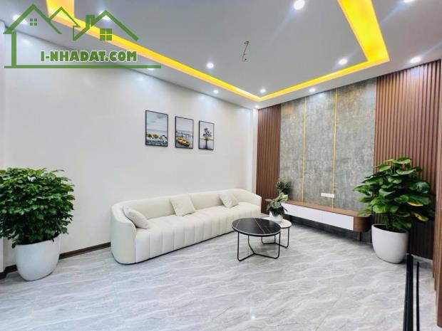 Bán nhà Hoàng Mai - nhà mới ngõ thông tứ phía thuận tiện , dt 35M giá 8.3 tỷ SĐCC