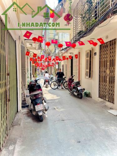 HAI BÀ TRƯNG, 28M2 NHÀ DÂN XÂY, SỔ ĐỎ, 5.5 TỶ
