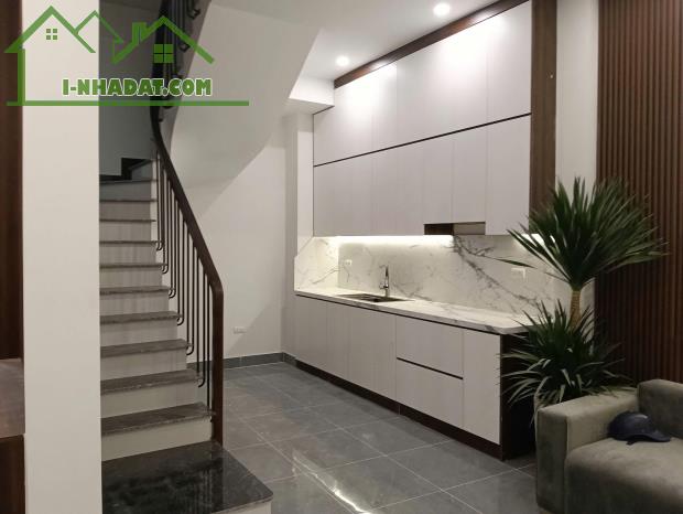 Hạ 1 tỷ nhà 50m ra phố Lạc Long Quân Cầu Giấy ngõ to thông 5T 48m2 MT 5.2m đủ nội thất - 3