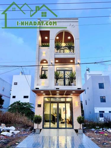 NHÀ PHỐ 1 TRỆT 2 LẦU - TRỤC CHÍNH ĐƯỜNG D1 KDC HỒNG LOAN - THÀNH PHỐ CẦN THƠ
