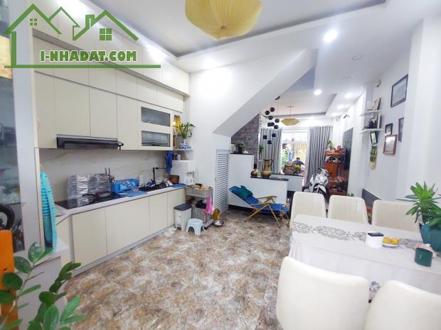 Nhà Đẹp - Hẻm xe hơi 6m - Kế Lê Văn Việt - Sổ nở hậu tài lộc - Hoàn công đủ - Chỉ 5 tỷ - 5