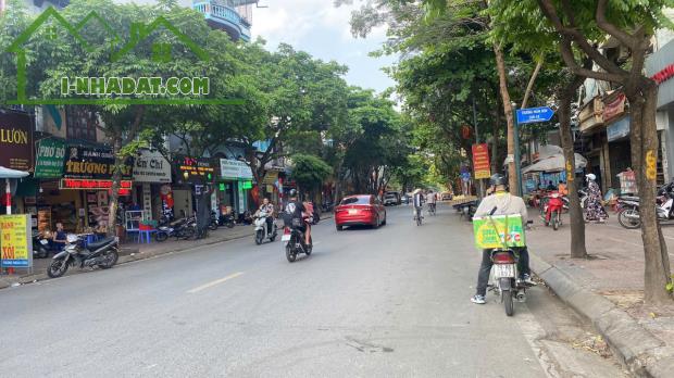 HIẾM, NHỈNH 7 TỶ CÓ NHÀ Ở NGAY TRUNG TÂM NGUYỄN VĂN CỪ 32M, 5T, Ô TÔ CHẠY QUA NHÀ.
