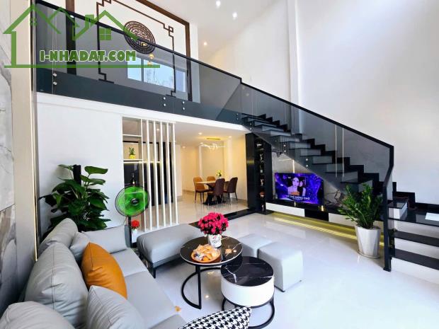 Nhà cấp 4 lửng đúc . Mặt tiền đường Lâm Nhĩ . Diện tích : 70m , ngang 5m . Giá : 4tỷ530 TL