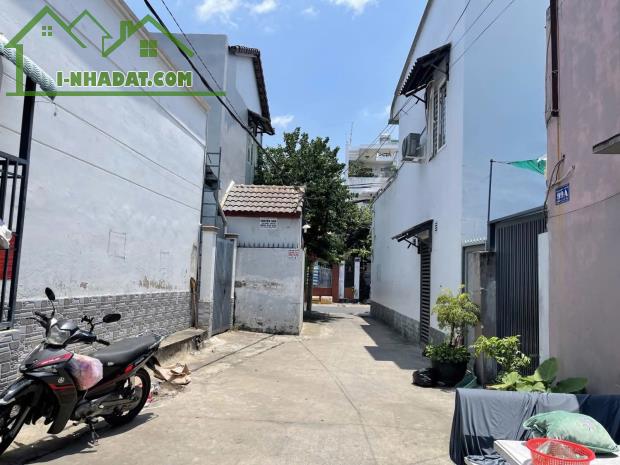 Nhà mới-Ngay Lê Văn Việt-Hẻm xe hơi-Cạnh ĐH TCMKT- Sổ vuông vức hoàn công đủ- Chỉ 4.75 tỷ