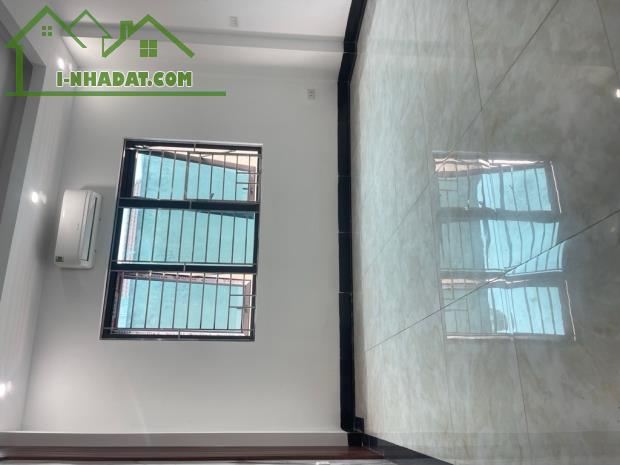 Duy nhất 1 căn !!! chỉ nhỉnh 4 tỷ nhà 30m x 6T Thạch Bàn cách 1 nhà ra oto, sổ đẹp, nhanh