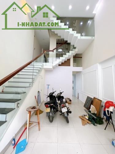 CHÍNH CHỦ CẦN BÁN NHÀ MẶT PHỐ- BẾN VÂN ĐỒN - MẶT ĐƯỜNG 12M - XE HƠI ĐẬU CỪA - GẦN TRƯỜNG - 3