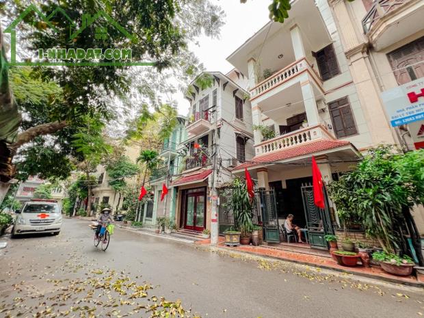 Bán nhà Đại Kim, 80m2, lô góc, 2 mặt đường ô tô tránh. Nhà đẹp ở ngay