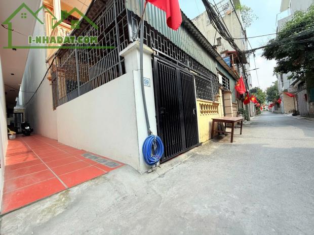 NHỈNH 5 TỶ XÍU Hàng Hiếm Giang Biên nhà đẹp 5T 1 nhà ra oto tránh. LH 0936123469