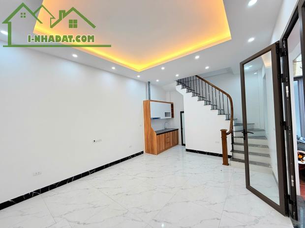 NHỈNH 5 TỶ XÍU Hàng Hiếm Giang Biên nhà đẹp 5T 1 nhà ra oto tránh. LH 0936123469 - 1
