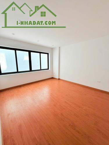 NHỈNH 5 TỶ XÍU Hàng Hiếm Giang Biên nhà đẹp 5T 1 nhà ra oto tránh. LH 0936123469 - 2