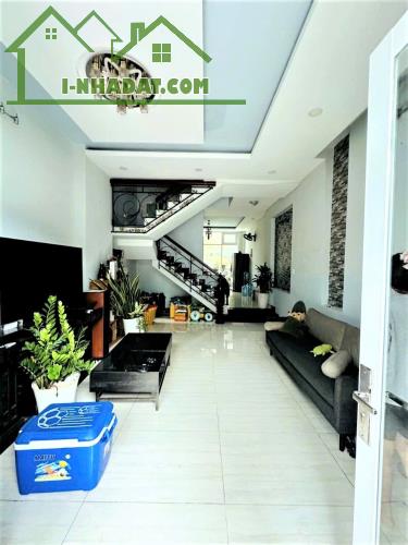 9 TỶ HƠN - NHÀ ĐẸP QUẬN 10 - XE HƠI VÀO NHÀ - NGAY CHỢ HÒA HƯNG - 57M2 2 TẤM - MỞ VP CTY