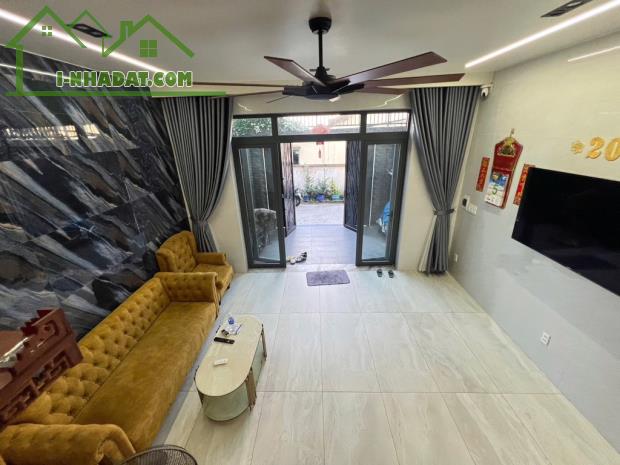 Bán nhà 3 tầng đẹp 91m2, ngay CD Công Thương Q9, hẻm oto 7 chỗ, 7.x tỉ