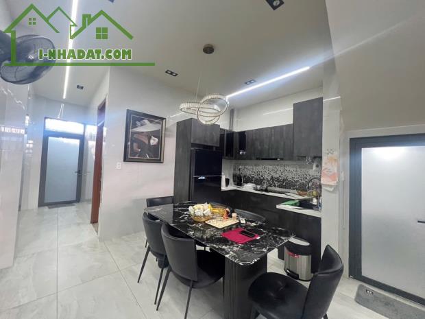 Bán nhà 3 tầng đẹp 91m2, ngay CD Công Thương Q9, hẻm oto 7 chỗ, 7.x tỉ - 2