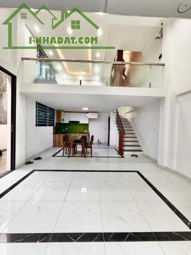 Nhà 5 tầng nằm mặt ngõ, ô tô vào, cách trục chính chỉ 30m. Không mua căn này thì thật sự t - 2