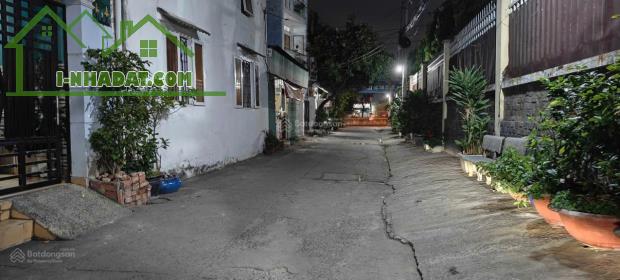 Bán nhà cũ tiện xây mới, 84m2 đường ô tô 8m ngay trước cổng trường THPT Ngô Gia Tự Quận 8