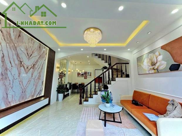 SIÊU HIẾM BÁN NHÀ CẦU GIẤY 45M-5 TẦNG, GẦN PHỐ, NGÕ NÔNG RỘNG