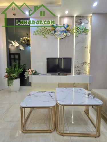 BÁN NHÀ 4 TẦNG MẶT TIỀN CẬN, HẺM XE HƠI 4 Met THÔNG TRẦN HƯNG ĐẠO Q1