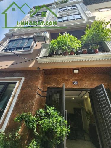 Bán nhà phố Hoàng Quốc Việt ô tô tránh nhau, 60m2 6 tầng giá 24ty kinh doanh đỉnh